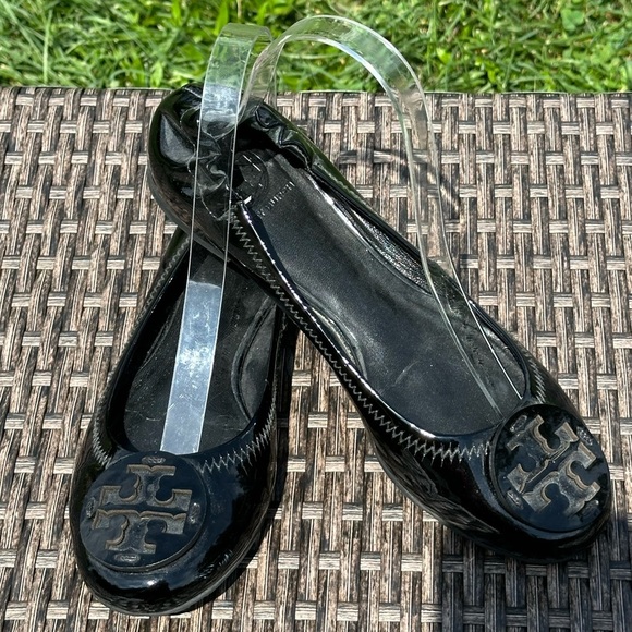 Tory Burch Shoes - Tory Burch Black Patent Leather Reva Ballet Flats Sleek and stylish!